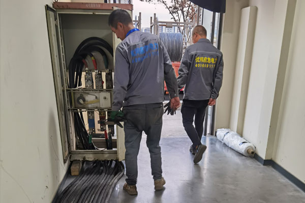 临淄柴油发电机组的输出电压调节方式对设备性能有哪些影响？